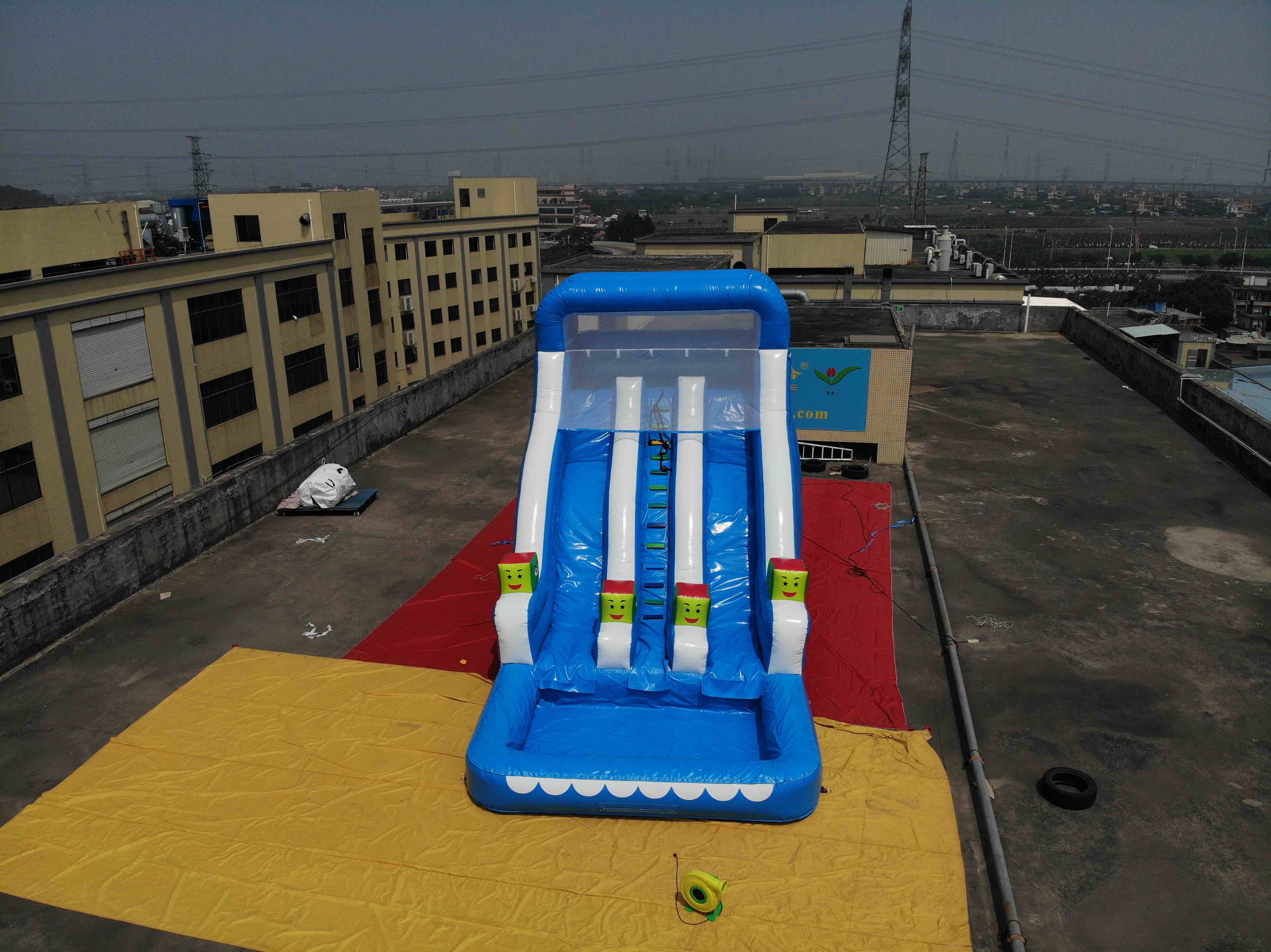 蓝白充气水滑梯