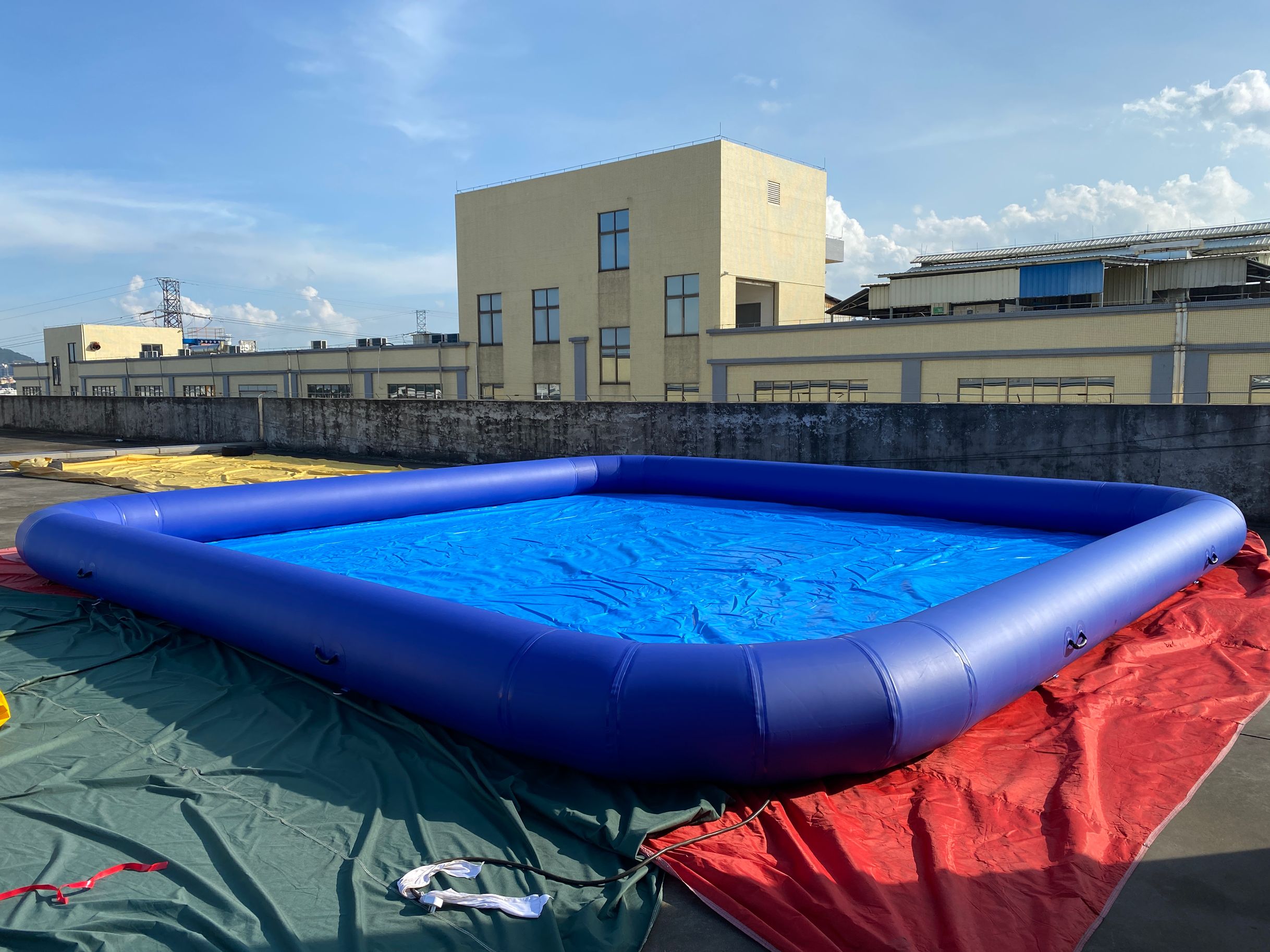 蓝色游泳池出售