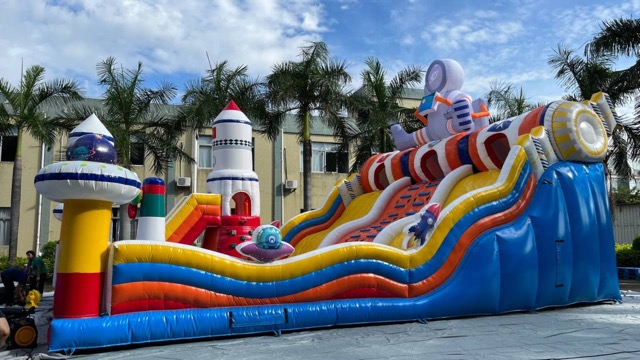 航天主题充气滑梯出售